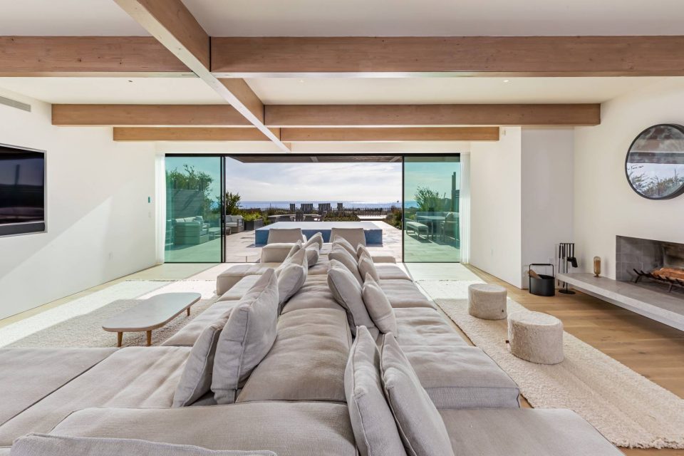 Living room in Malibu Beach house that is heated and cooled via a Ray Magic® radiant ceiling.